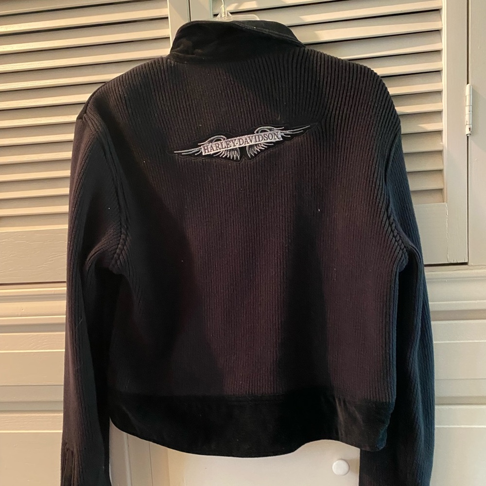 Cute  black HD sweater.